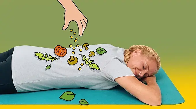 © Marco Fischer / Composing I. Kerckhoff Singa Gätgens liegt entspannt mit geschlossenen Augen auf einer Yogamatte. Eine gezeichnete Hand rieselt Pizzazutaten auf ihren Rücken.