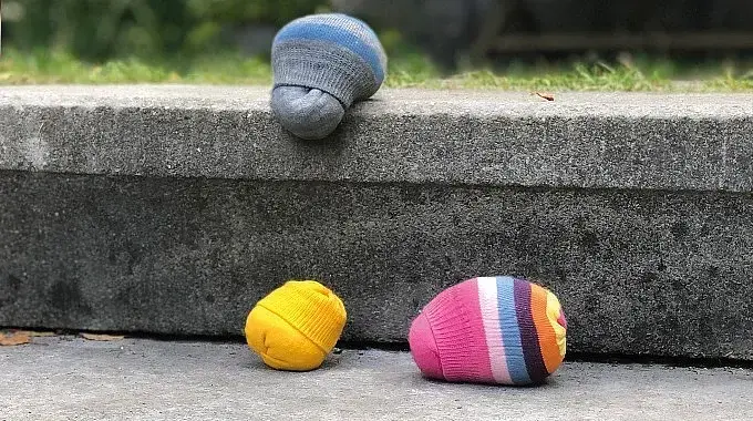 Drei Sockensäckchen auf einer Treppe