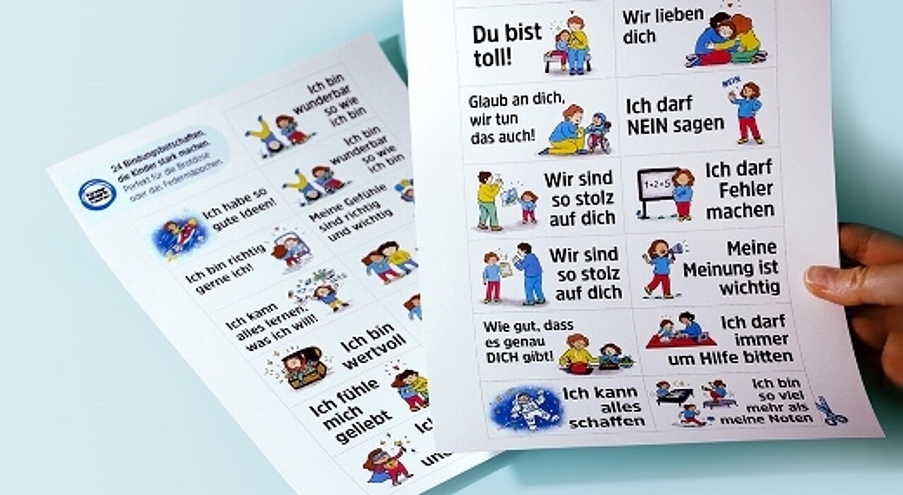 Bild von zwei Papierbögen mit illustrierten Bindungsbotschaften, die Kinder stark machen.