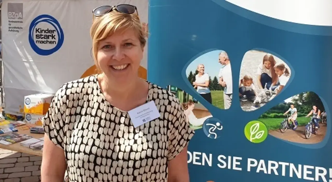 © Katrin Ehnert Ein Porträtfoto von Katrin Ehnert vor dem Kinder stark machen-Logo.