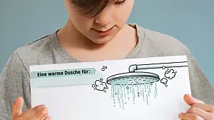 © Illustration Ina Kerckhoff Ein Junge zeigt die PDF-Vorlage für die Warme Dusche mit einem Bild von einem Duschkopf, darunter viel Platz für positive Botschaften.