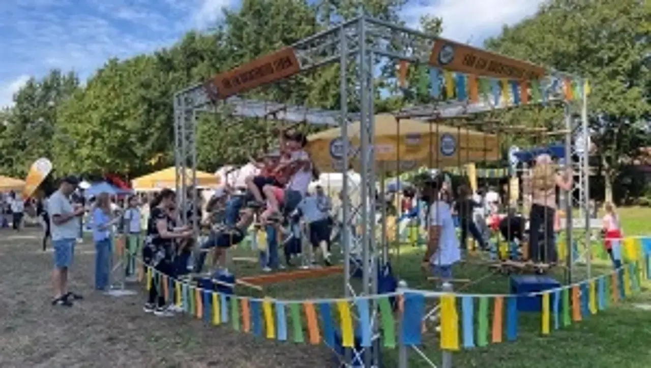 Kinder im BIÖG-Klettergarten beim Weltkindertagsfest in Welbergen