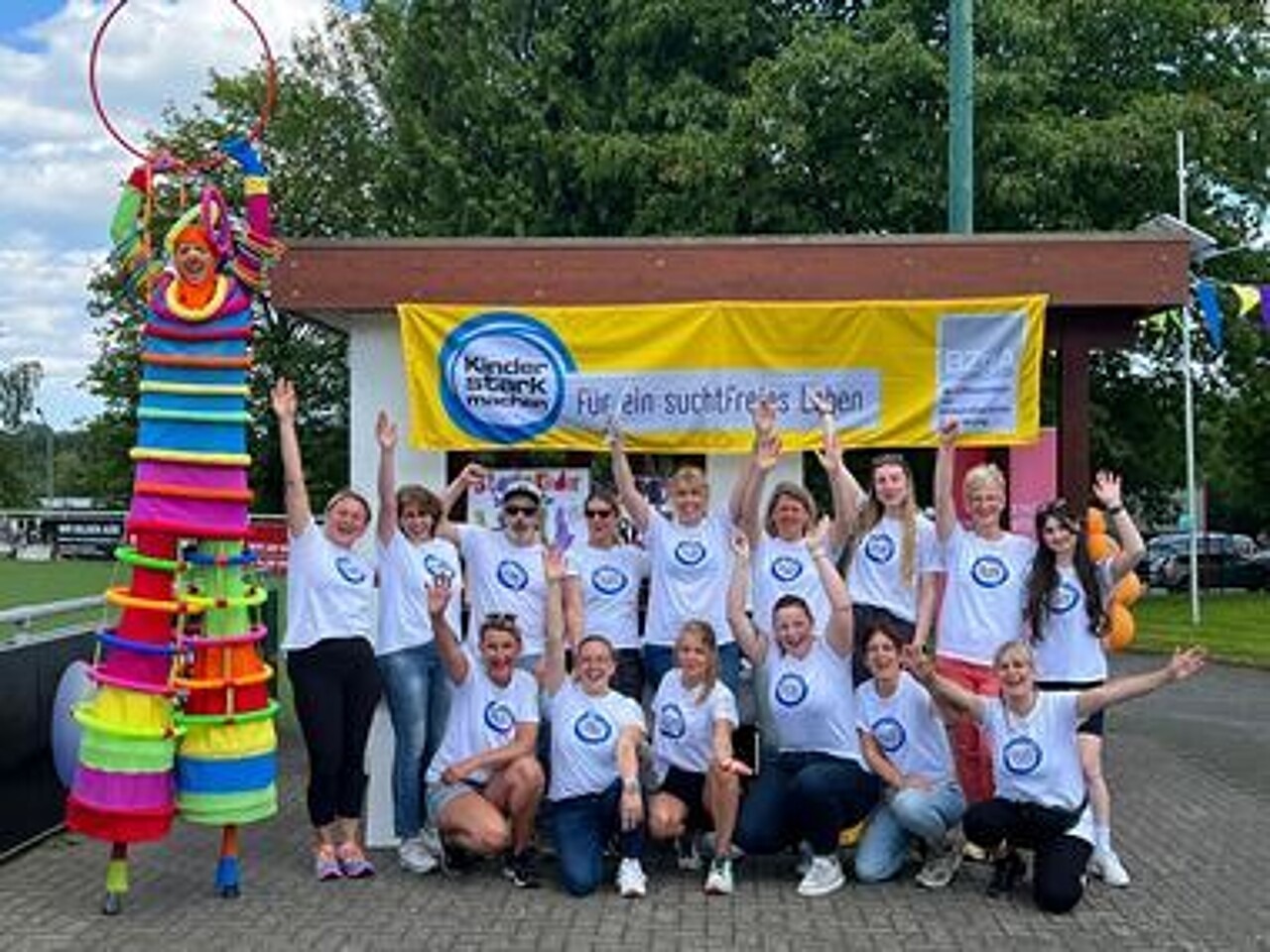 Das Kita-Team der Kita Arche Noah im "Kinder stark machen T-Shirt"