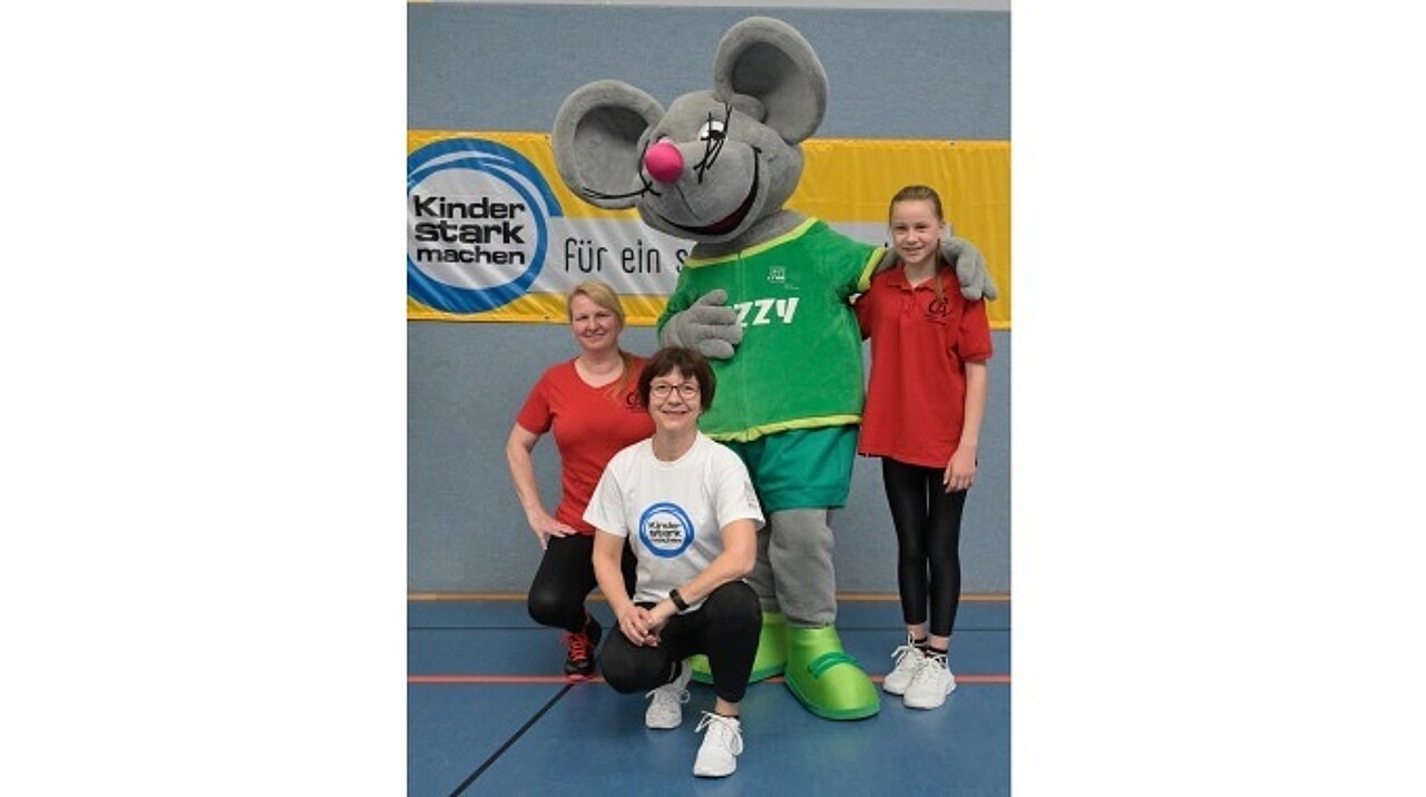 Kinder und Regina Paul vom Colditzer Sportverein mit Maskottchen "Flizzy".