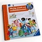 Das Cover des Sachbuchs „Mutig, stark und selbstbewusst“ zeigt eine Gruppe gutgelaunter Kindergartenkinder.