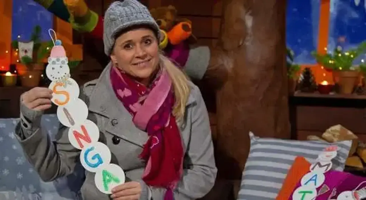 © KiKA Singa Gätgens zeigt ihren gebastelten Buchstaben-Schneemann, beziehungsweise ihre Buchstaben-Schneefrau, die die Buchstaben ihres Vornamens trägt.