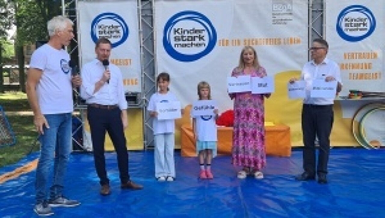 Ministerpräsident Michael Kretschmer, Sozialministerin Petra Köpping und Bürgermeister Arno Jesse auf der Kinder stark machen Bühne